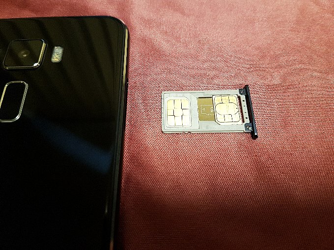 SIM1にFOMA、SIM2にMVNO