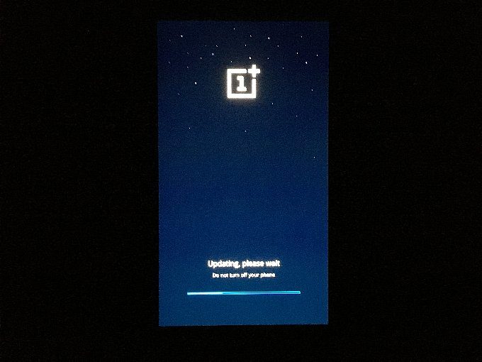 再起動後のアップデート中の画面