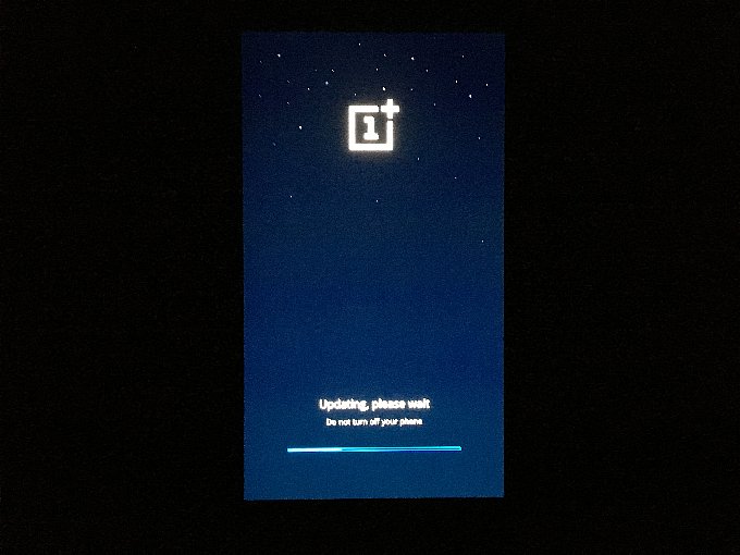 再起動後のアップデート中の画面