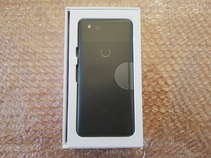 iPhoneXは箱を開けても端末がみえませんが、Pixel2はすぐに出てきます